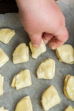 Cooki önce bir fırın tepsisine süzme peynir çerezleri spread