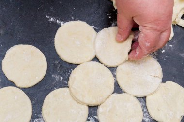 Bir kadın şef tarafından evde süzme peynir çerezleri pişirme