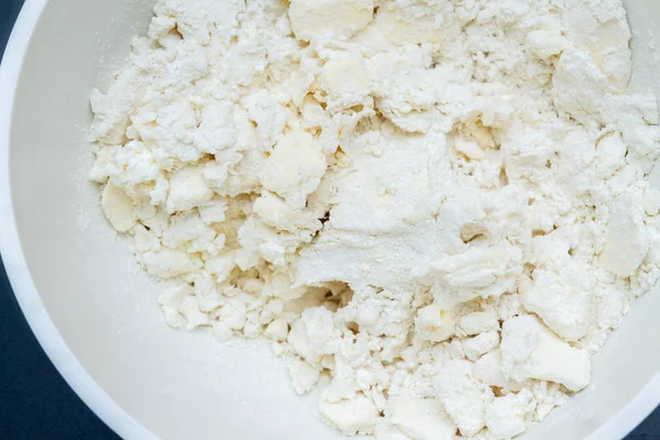Mieszanie w misce z masła składniki, twaróg i mąka — Zdjęcie stockowe