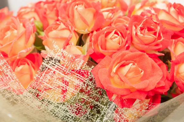 Большой красивый букет апельсиновых роз в упаковке — стоковое фото