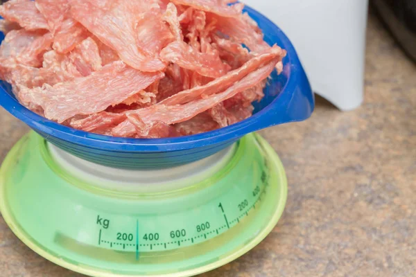 300 Gramm Trockenfleisch liegen auf Plastikwaagen — Stockfoto