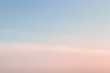 Baharda tüylü pembe bulutlar ile güzel günbatımı gökyüzü