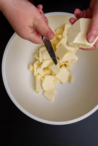 Kousky másla jsou v nádobě pro míchání při přípravě — Stock fotografie