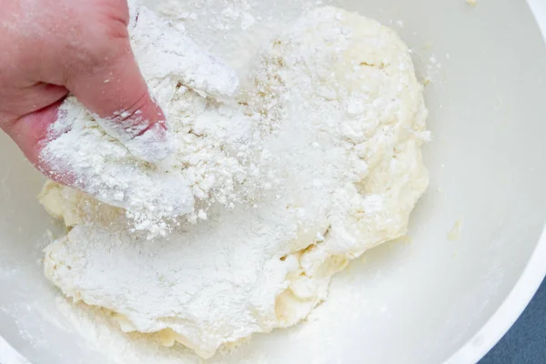 Misturando em uma tigela de massa para a preparação de queijo cottage — Fotografia de Stock