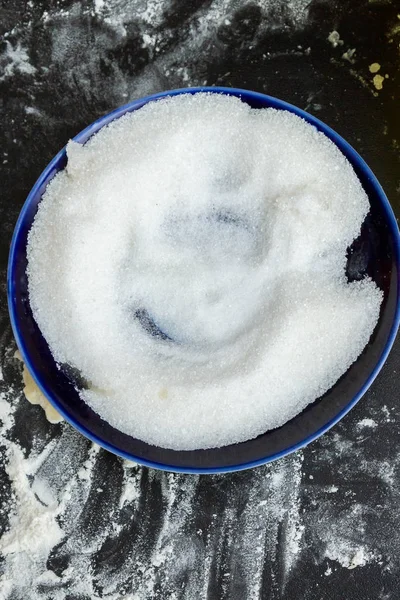 Suiker wit zand ligt in de schotel voor de bereiding van cooki — Stockfoto