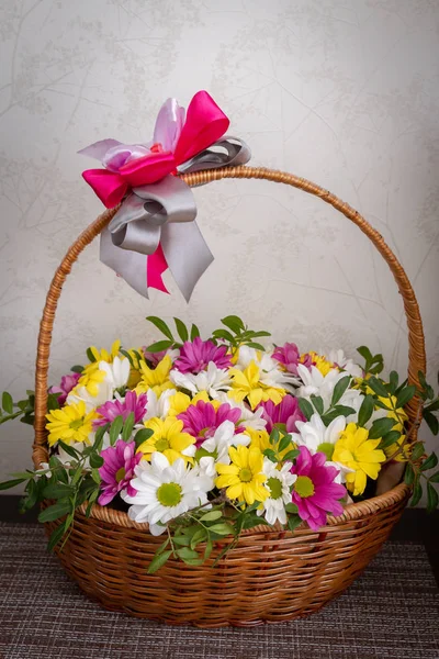 Hermosas flores de crisantemo de colores en una canasta de mimbre —  Fotos de Stock