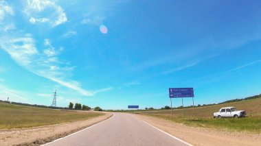 Rusya'nın güneyinde güneşli bir günde araba ile seyahat