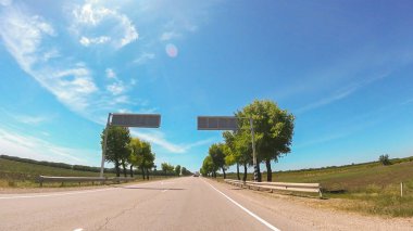 Rusya'nın güneyinde güneşli bir günde araba ile seyahat