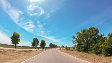 Rusya'nın güneyinde güneşli bir günde araba ile seyahat