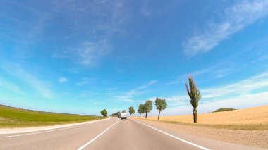 Rusya'nın güneyinde güneşli bir günde araba ile seyahat