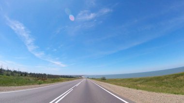 Güneşli havalarda Güney'de kırsal yol görünümü