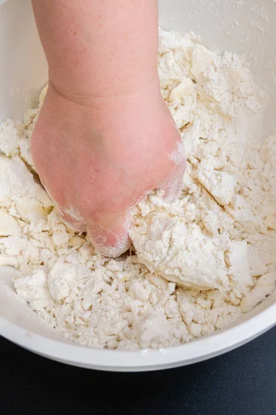 Mescolare in una ciotola di ingredienti burro, ricotta e farina — Foto Stock