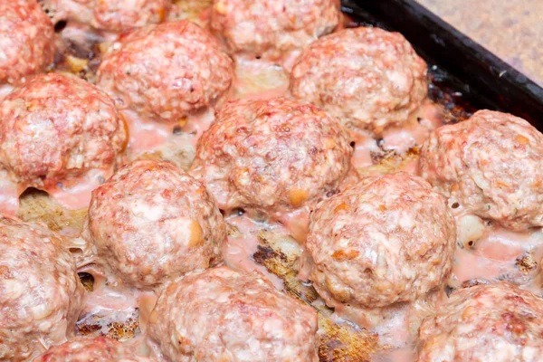 Vlees koteltjes gekookt op een bakplaat in de oven — Stockfoto