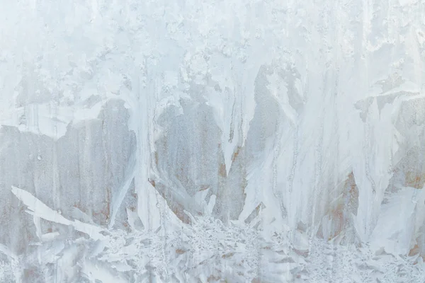 Padrões gelados em uma caixa de gelo congelada no início da manhã — Fotografia de Stock