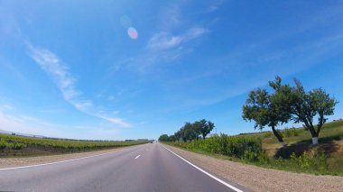 Rusya'nın güneyinde güneşli bir günde araba ile seyahat