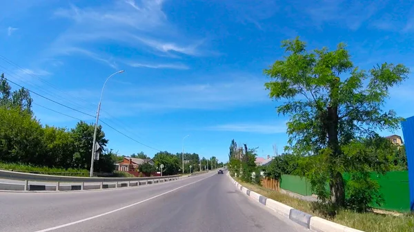 Viaje en coche en un día soleado en el sur de Rusia — Foto de Stock