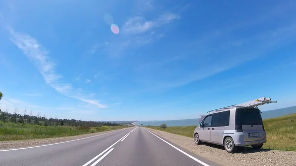 Anreise mit dem Auto an einem sonnigen Tag im Süden Russlands — Stockfoto