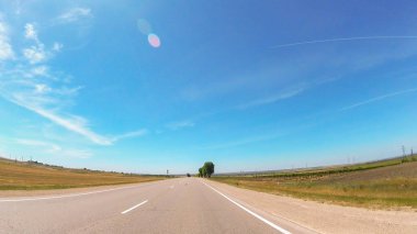Güneşli havalarda Güney'de kırsal yol görünümü