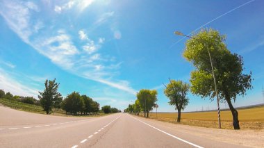 Güneşli havalarda Güney'de kırsal yol görünümü