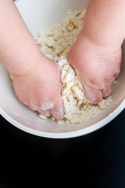 Süzme peynir hazırlanması için hamur bir kase karıştırma 