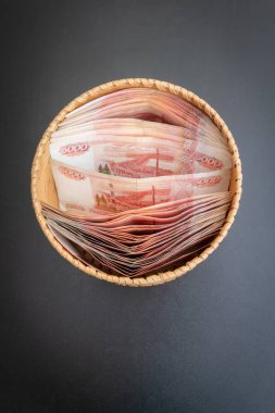 Beş bin ruble değerinde bir sürü banknot yuvarlak bir kur da vardır