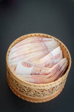 Beş bin ruble değerinde bir sürü banknot yuvarlak bir kur da vardır