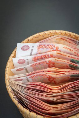 Beş bin ruble değerinde bir sürü banknot yuvarlak bir kur da vardır