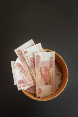 Beş bin ruble değerinde bir sürü banknot yuvarlak bir kur da vardır