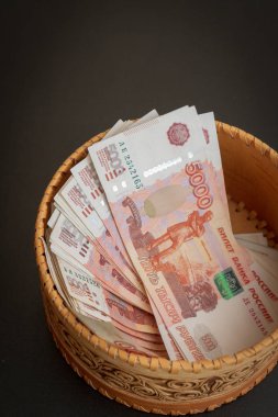 Beş bin ruble değerinde bir sürü banknot yuvarlak bir kur da vardır