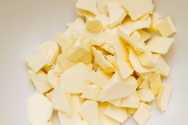 Tereyağı parçaları hazırlanmasında karıştırma için bir kapta 