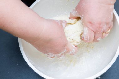 Süzme peynir hazırlanması için hamur bir kase karıştırma 