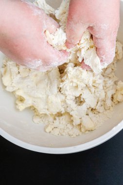 Süzme peynir hazırlanması için hamur bir kase karıştırma 