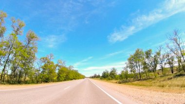 Rusya'nın güneyinde güneşli bir günde araba ile seyahat