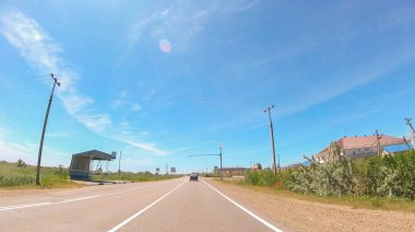 Rusya'nın güneyinde güneşli bir günde araba ile seyahat