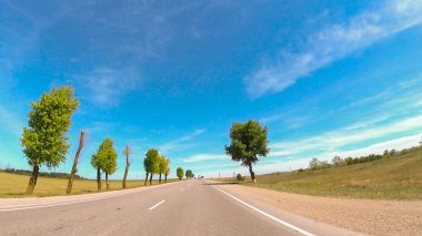 Rusya'nın güneyinde güneşli bir günde araba ile seyahat