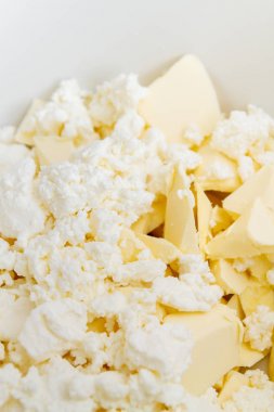 Bir karıştırma kabında malzemeler tereyağı ve süzme peynir f vardır