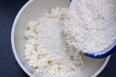 Bisküvi için malzemeler tereyağı ve süzme peynir ile bir kapta