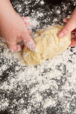 Çiğ kesilmiş hamur cottag pişirmeden önce un ile masaya yatıyor