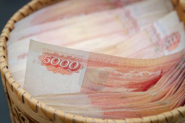 Beş bin ruble değerinde bir sürü banknot yuvarlak bir kur da vardır