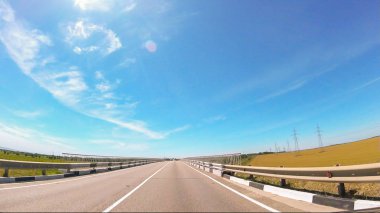 Güneşli havalarda Güney'de kırsal yol görünümü