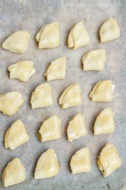 Süzme peynir çerezleri t pişirmeden önce bir fırın tepsisine