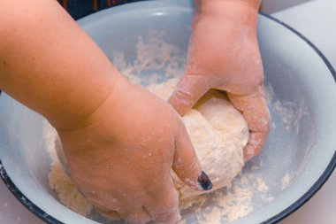 Hamur ellerini bir kabın içinde karıştırın