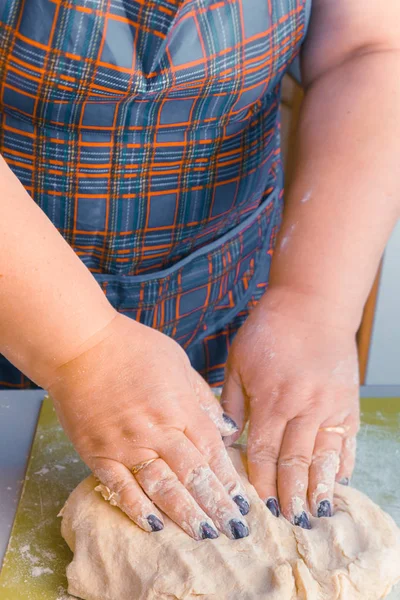 Замісити тісто руками на столі — стокове фото