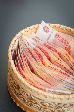 Beş bin ruble değerinde bir sürü banknot yuvarlak bir kur da vardır