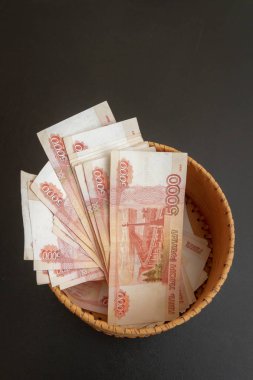 Beş bin ruble değerinde bir sürü banknot yuvarlak bir kur da vardır