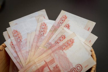 Beş bin ruble değerinde bir sürü banknot yuvarlak bir kur da vardır