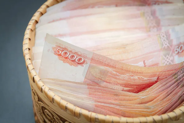 许多价值五千卢布的钞票都在一轮 — 图库照片