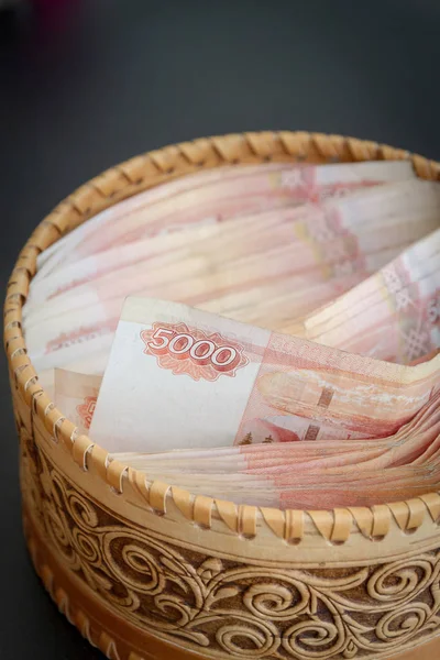 许多价值五千卢布的钞票都在一轮 — 图库照片
