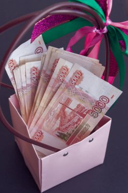 Büyük bir Rus para paketi hediye paketinde yatıyor