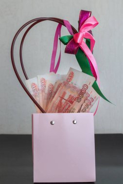 Büyük bir Rus para paketi hediye paketinde yatıyor